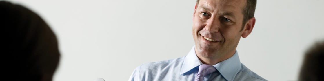 Mann beim Schulen einer Gruppe