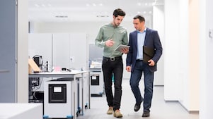 Shell Mitarbeiter berät einen Industriearbeiter vor Ort