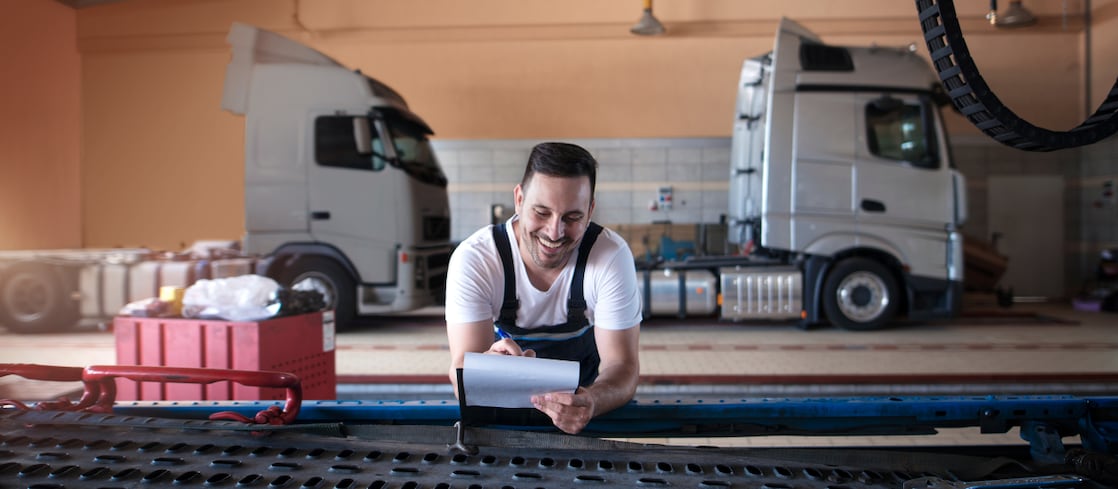 Lkw-Mechaniker füllt vor dem Service die erforderlichen Dokumente aus 