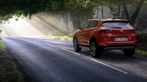 Roter Hyundai fährt durch den Wald