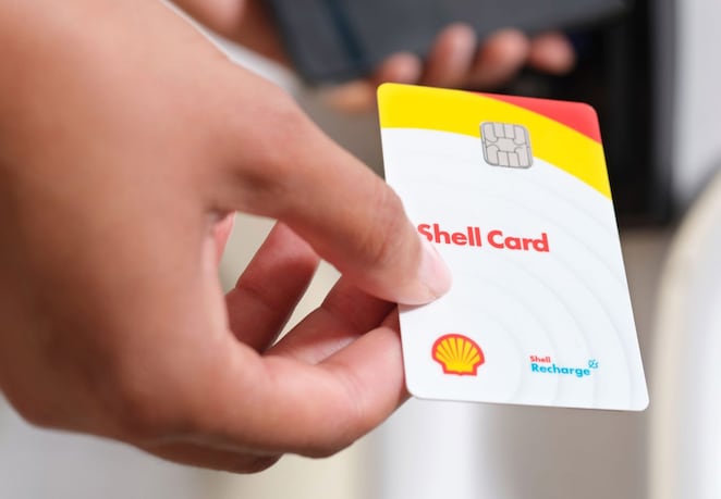 Eine Person hält eine Shell Card in die Kamera.
