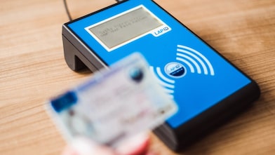 Ein Führerschein wird an das LapID Prüfstation gehalten.