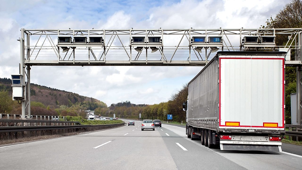 Eine Toll Collect Mautbrücke auf einer befahrenen deutschen Autobahn.