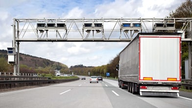 Eine Toll Collect Mautbrücke auf einer befahrenen deutschen Autobahn.