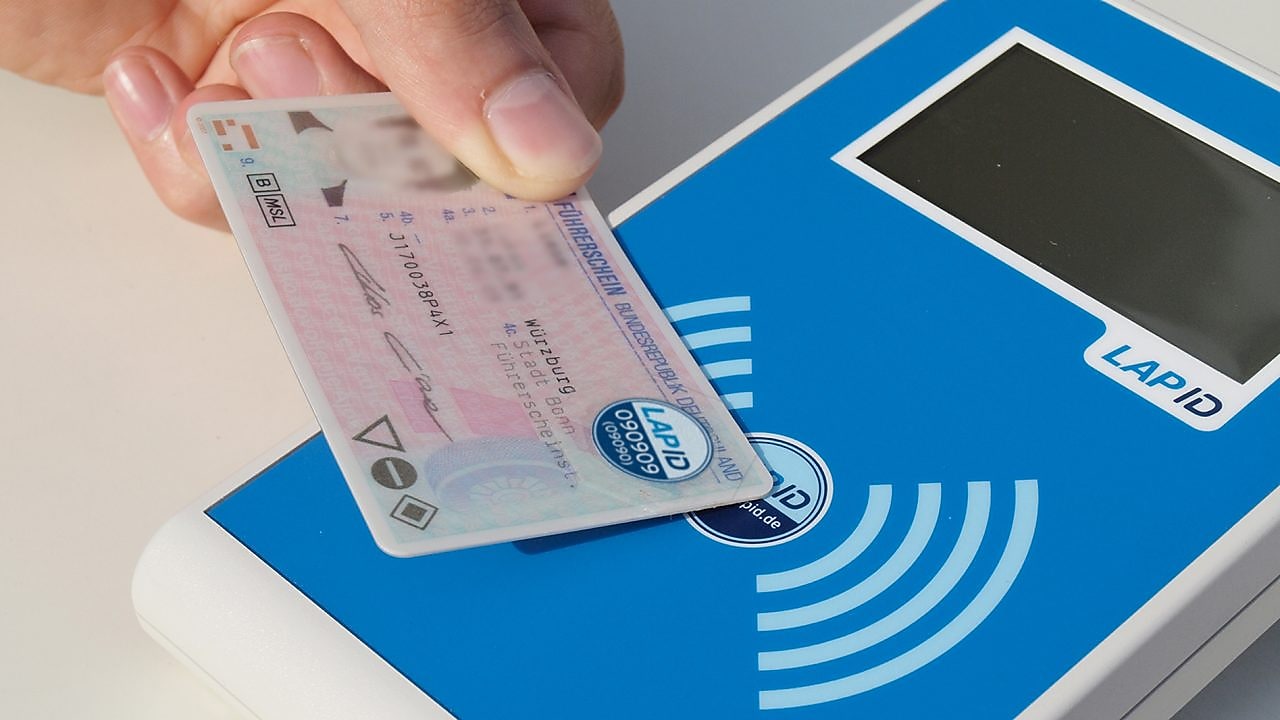 Ein LapID Terminal mit einem Führerschein stehen auf einem Tisch.