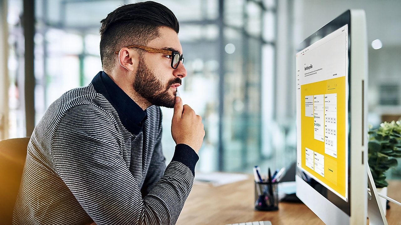 Mann vorm PC, mit Ansicht des Shell Fleet Hub.
