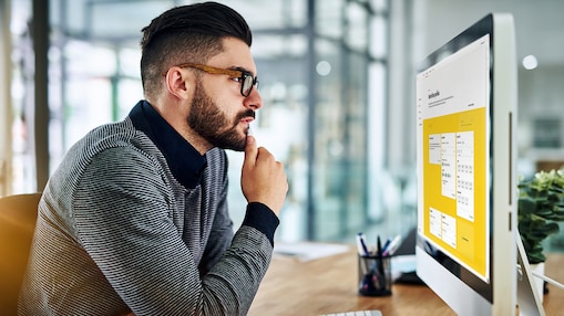 Mann vorm PC, mit Ansicht des Shell Fleet Hub.