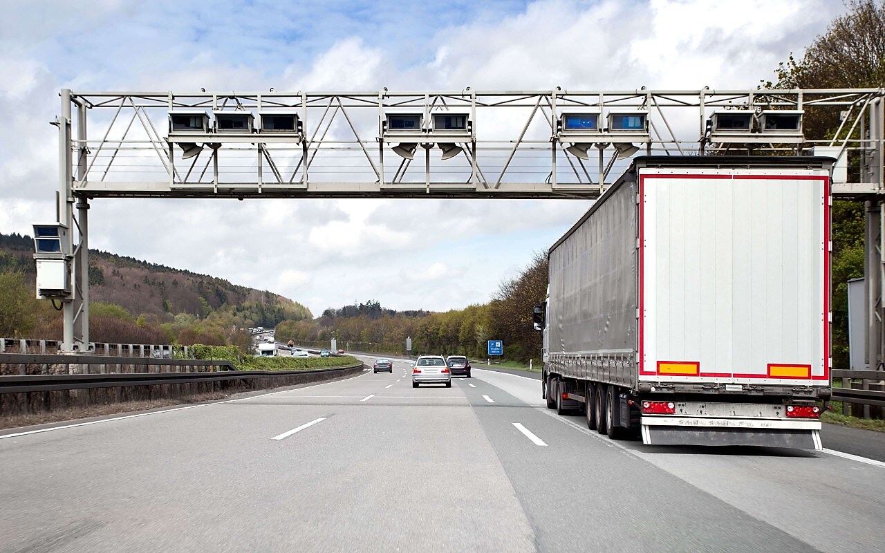 Eine Toll Collect Mautbrücke auf einer befahrenen deutschen Autobahn.