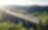 Eine Brücke führt über ein grünes Taal.