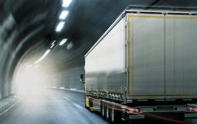 Ein Lkw fährt durch einen Tunnel.