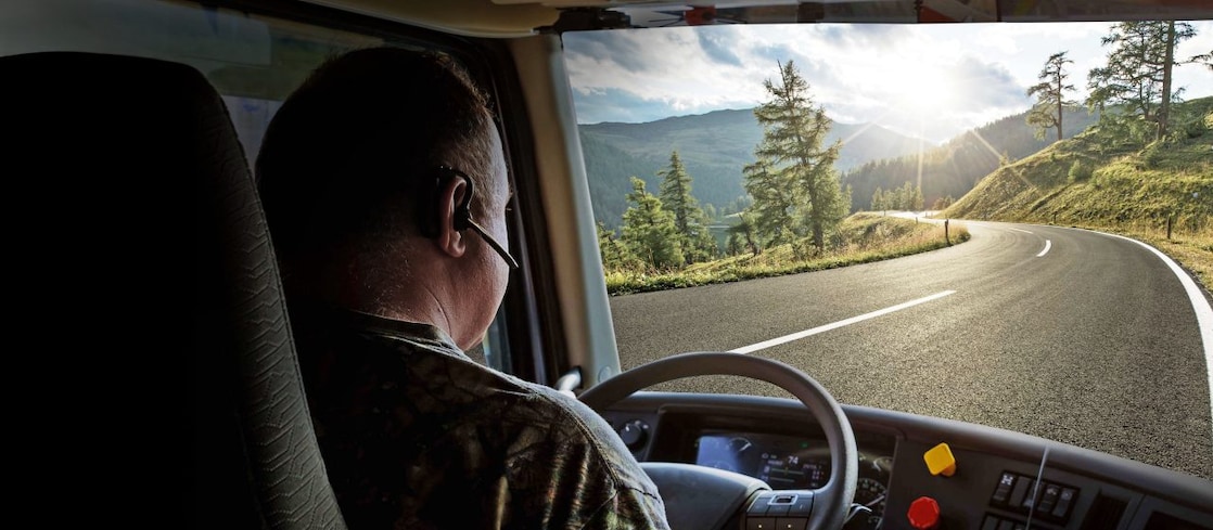 Lkw-Fahrer unterwegs auf einer Landstraße