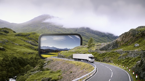 Lkw auf einer Landstraße durch die Berge