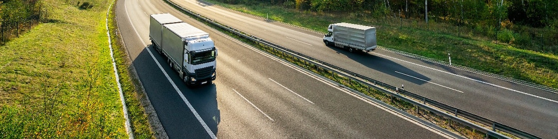 LKWs fahren auf einer Autobahn.
