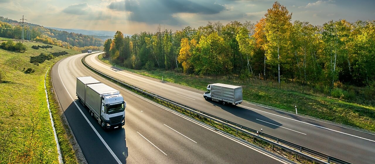 LKWs fahren auf einer Autobahn.