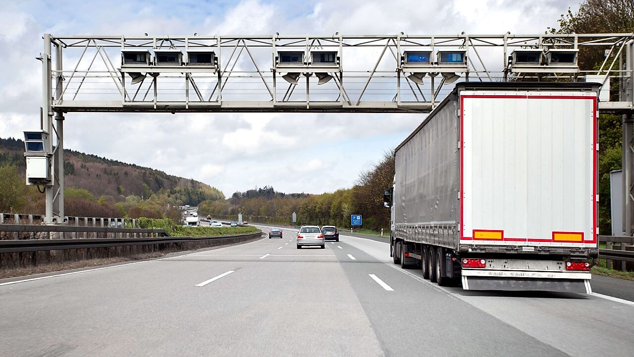 Eine Toll Collect Mautbrücke auf einer befahrenen deutschen Autobahn.