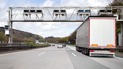 Eine Toll Collect Mautbrücke auf einer befahrenen deutschen Autobahn.