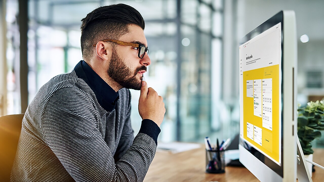 Mann vorm PC, mit Ansicht des Shell Fleet Hub.