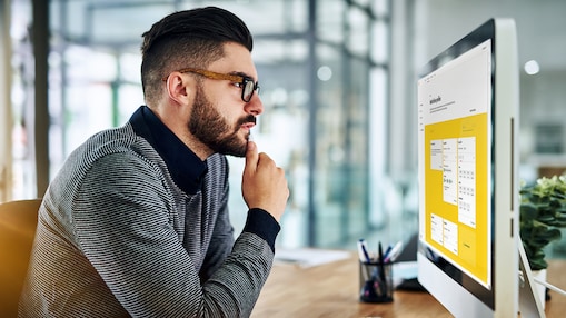 Mann vorm PC, mit Ansicht des Shell Fleet Hub.