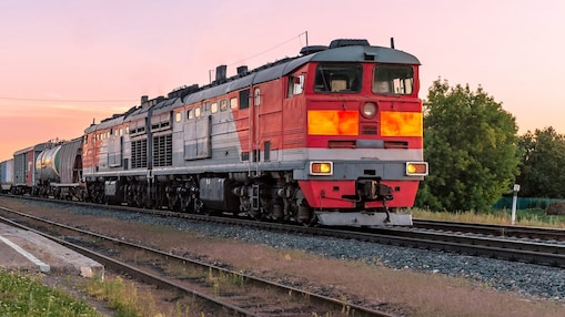 Ein Zug fährt an einem Bahnsteig vorbei.