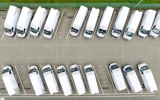 mehrere Vans auf einem Parkplatz von oben