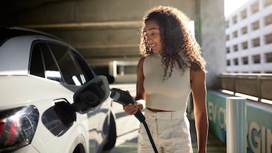 Eine Frau lädt ein Elektroauto