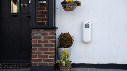 Ladestation an der Hauswand neben der Eingangstür