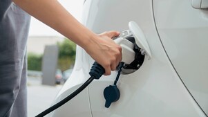 Jemand lädt sein E-Auto