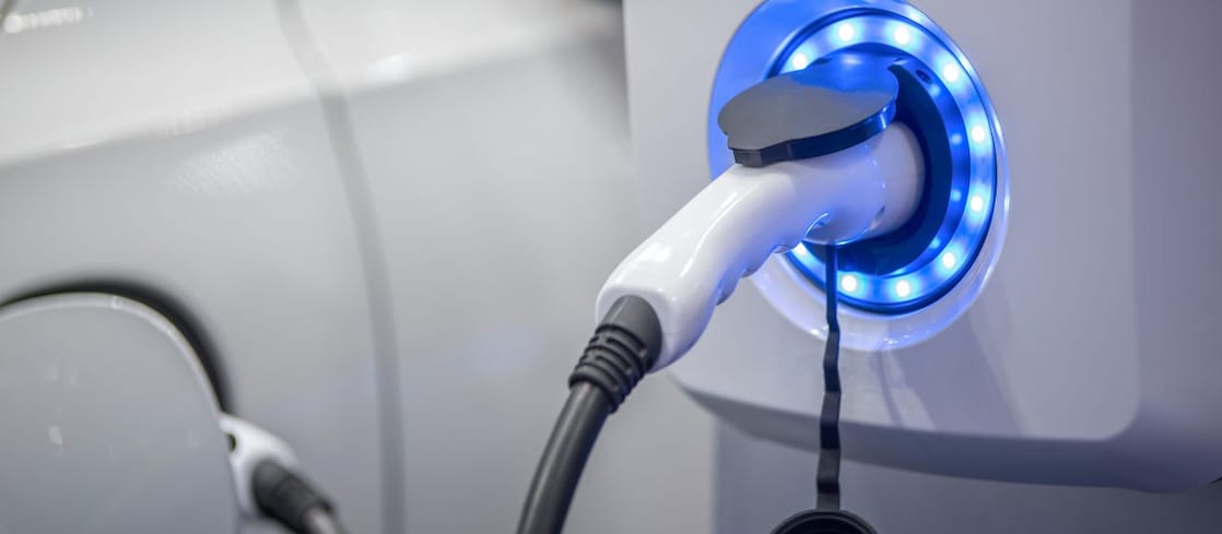 Ein Elektroauto wird geladen.
