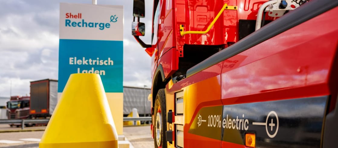 E-Lkw bei einer Shell Recharge Station