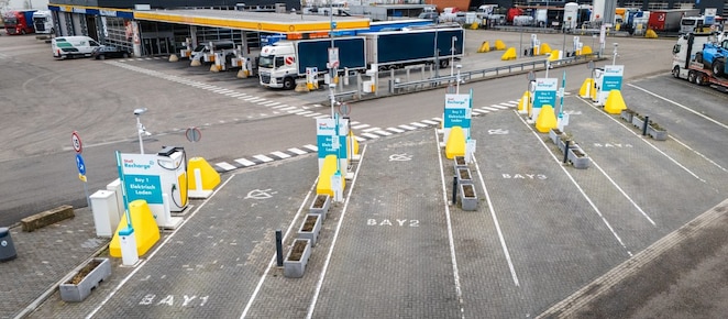 E-Lkw-Ladesäulen von Shell Recharge bei einer Shell Station