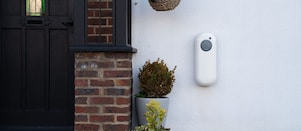 Ladestation an der Hauswand neben der Eingangstür