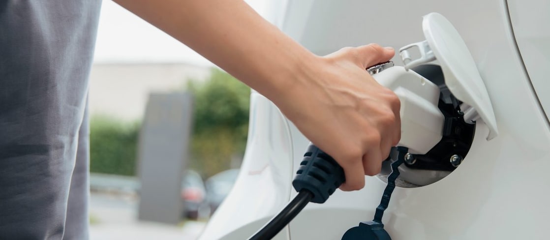 Jemand lädt sein E-Auto