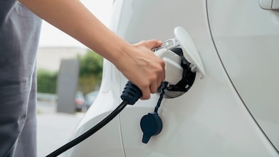 Jemand lädt sein E-Auto