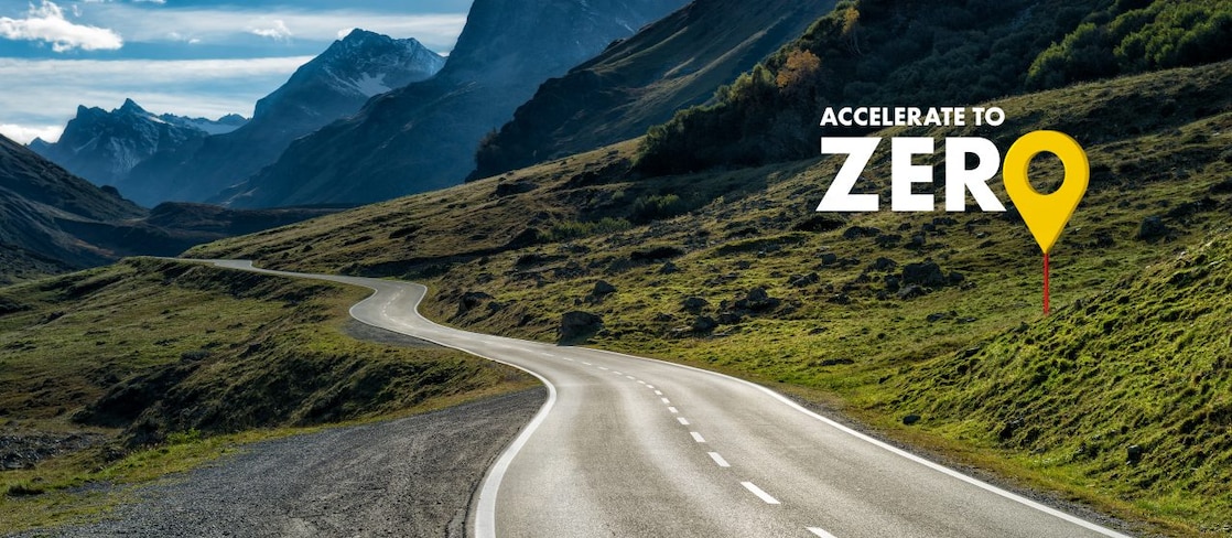 Grüne Landschaft mit Bergen, Textaufschrift: "Accelerate to Zero".