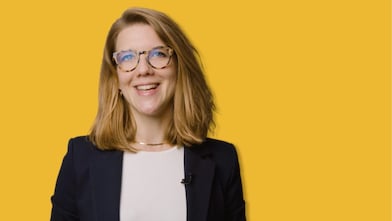 Ein Frau auf gelbem Hintergrund