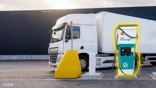 Ein E-Lkw steht an einer öffentlichen Shell Recharge Ladestation.