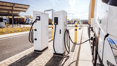 Ein E-Lkw lädt gerade an einem Shell Recharge Ladedepot.