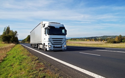 Ein Lkw fährt auf einer Straße