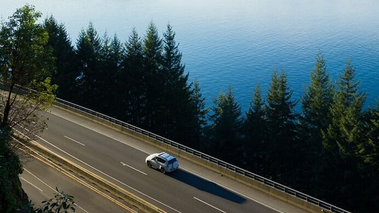 Windräder in einem Solarpark.