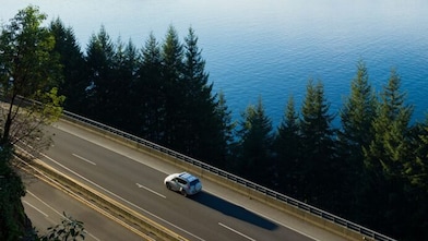 Windräder in einem Solarpark.