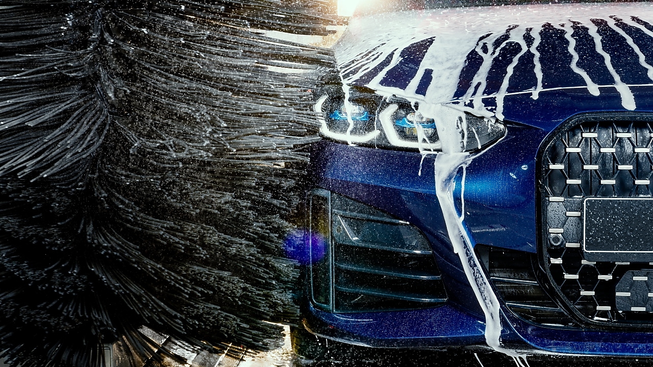 Ein Auto in der Waschanlage