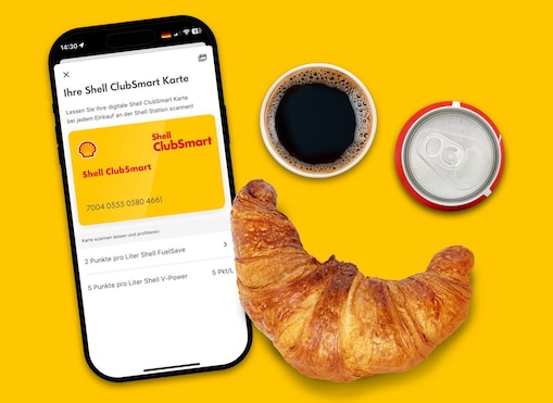 Ein Paar steht an einer Shell Tankstelle.