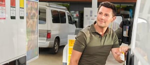 Foto eines Kleinunternehmers beim Tanken mit einer Shell Tankkarte