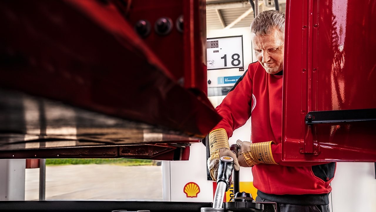Ein Mann tankt Shell Renewable Diesel an einer Shell Station.