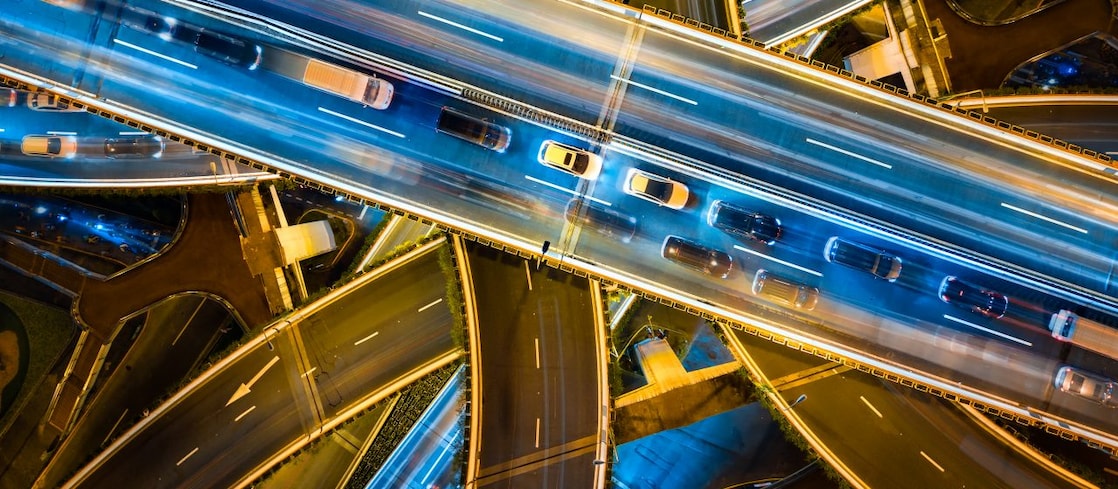 Ein Autobahnkreuz bei Nacht von oben