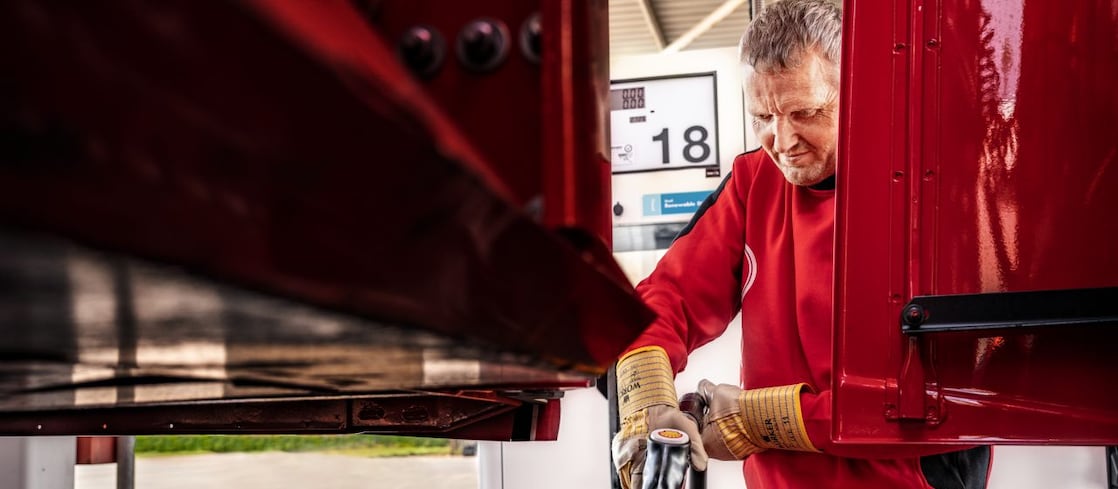 Ein Mann tankt Shell Renewable Diesel an einer Shell Station.