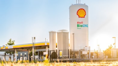 Eine Shell BioLNG Tankstelle bei Sonnenaufgang.