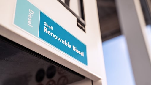 Das Shell Renewable Diesel Logo ist an der Zapfsäule als Nahaufnahme zu sehen.