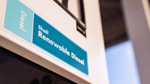 Das Shell Renewable Diesel Logo ist an der Zapfsäule als Nahaufnahme zu sehen.