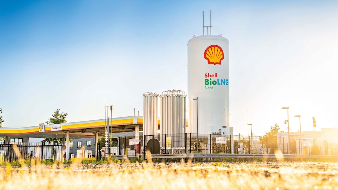 Ein Mann tankt LNG an einer Shell Station und trägt dabei eine Schutzausrüstung.